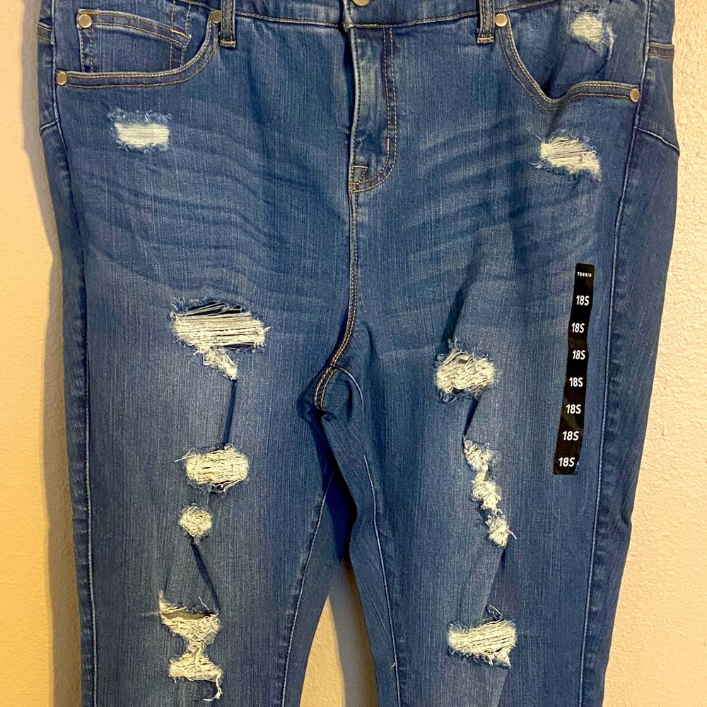 18 short 18s torrid bombshell distressed jeans NWT
